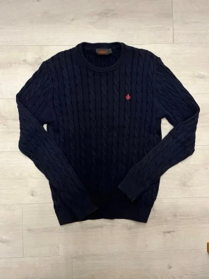 Morris kabelstickad mörkblå tröja - Hej! Säljer denna mörkblåa Morris kabelstickad tröjan//tröjan är i mycket fint sick//fråga gärna! 