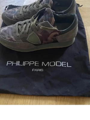  Philippe Model - sneakers från Philippe Model, väldigt fina och är i superbra skick, strl 42! 