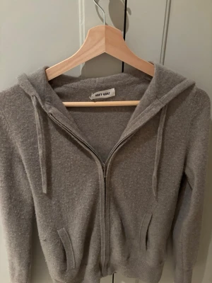 SOFT GOAT TRÖJA HELZIP - SoftGoat tröja helzip. Bra skick men litet hål på högra armen (SE ALLA BILDER), därav priset!