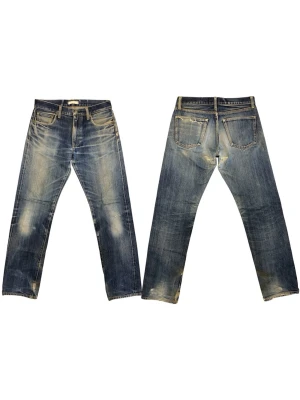 Vintage selvedge denim jeans  - Vintage selvedge denim jeans från Uniqlo. Dessa jeans har använts ett bra tag för att få denna otroliga tvätt, slitage kan förekomma. Två större hål har lagats i grenen. Annars mycket fint skick. Straight/slim passform. Mått skrivs nedanför. Längd: 106 Midja: 39 Lår: 27 cm Benöppning: 19 cm