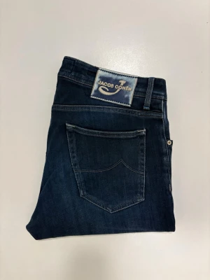 Jacob Cohen jeans  - Marinblåa Jacob cohen jeans //  Mycket bra skick //  Modell:622  Storlek:34 Mått Midja bredd 44cm  Längd 107cm  Innerben längd 80cm  Lårvidd 26cm  Benöppning 16cm  Skriv vid minsta fråga eller fundering🤝