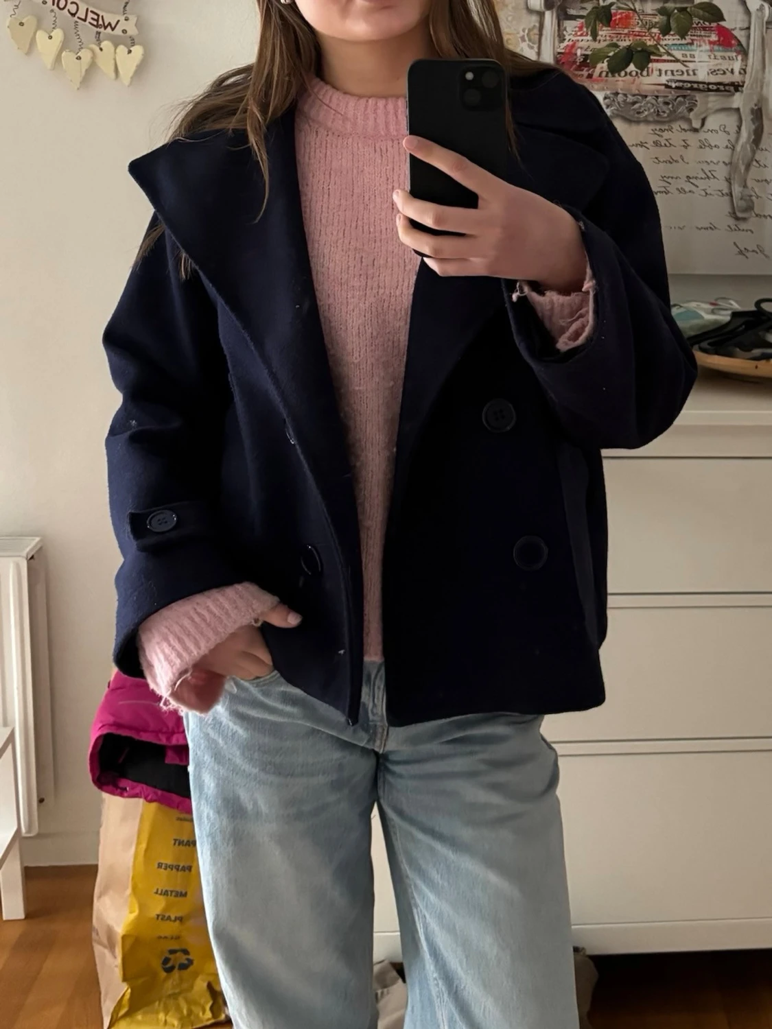 Mörkblå dubbelknäppt kappa