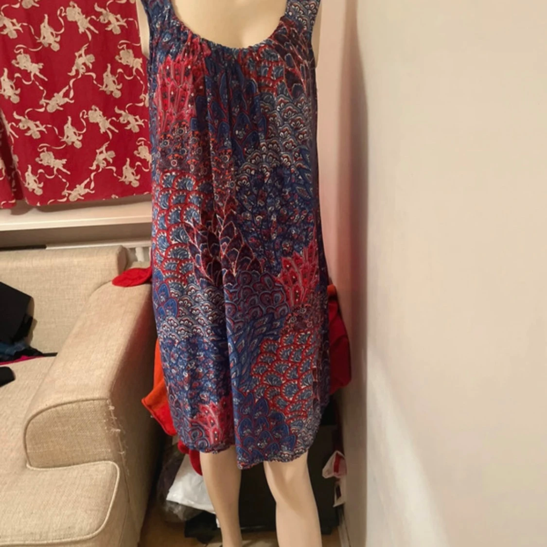 Två mönstrade klänningar med v-ringning - 2