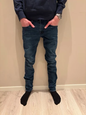 Mörkblåa Replay jeans - W28 - Replay jeans 👖✨ Mörkblå med snygg finish💙🔥storlek W28 👀 Nypris ca 1 500 kr 💸 – vårt pris 499 kr 🔥 Sitter riktigt bra och ger en clean, stilren look 😎 Modellen på bild är ca 172 cm Kika gärna in vår profil för fler feta Replay-jeans i olika färger och storlekar 👀🔥 Hör av er om ni har frågor eller vill ha fler bilder 💬