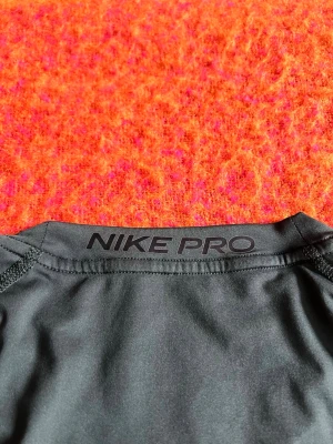Nike Pro träningströja, grön small - Svart, tight och kortärmad träningströja från Nike Pro. Tillverkad i ett stretchigt funktionsmaterial som andas, perfekt för träning. I mycket bra skick, använder aldrig. Storlek small
