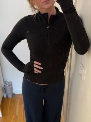 Tajt träningströja - Säljer min så fina tröningströja som sitter som en smäck! Från h&m Move serien så väldigt bra material!🥹😇 köpt för 699kr😍(speglarna som inte är rena inte tröjan!’)