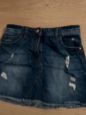 Blå jeanskjol  - Köpt på loppis, inga defekter! Kjolen är i storlek 140