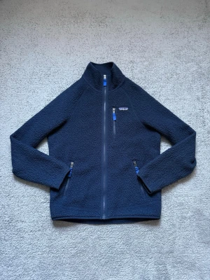 Patagonia fleece - Säljer en riktigt snygg Patagonia fleecejacka i storlek S. Snygg eftertraktad marinblå färg och ett mycket bra skick. Hör av er vid funderingar!🙌