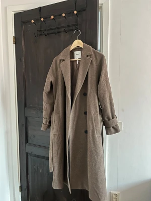 Lång brun kapp  - Säljer denna fina kappa köpt på Nelly då den knappt använts! Nypris ca 550kr🩷