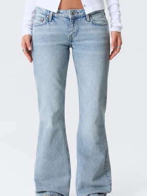 Ljusblå bootcut jeans från Weekday  - Säljer dessa jeans i nyskick, endast använda 2 gånger då de tyvärr är för tajta på mig vid midjan. Ni kan gärna buda eller ge prisförslag❣️Egna bilder i slutet. Ljusblå bootcut jeans från Weekday i modell Nova med låg midja. En snygg tvättad look, raka ben som blir vidare nedtill och är tillverkade i slitstarkt denim (ej stretch). Midjemått: 39