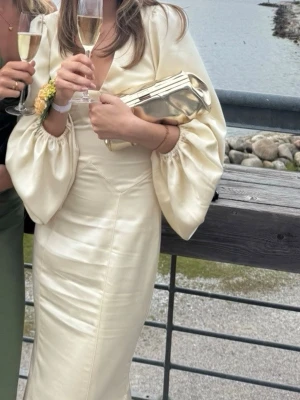 Balklänning  - Säljer nu min superfina balklänning som endast är använd en gång. Den är från Adoore men finns inte att köpa längre💕