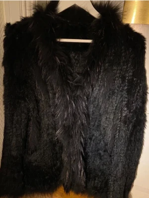 Pälsjacka äkta  - Lyxiga äkta pälsjacka, inte fodrad! Svart päls med knappar/krokar!  Köpt ny från Sturegallerian för ca 7000kr, Onesize så passar nästan alla storlekar 🌟