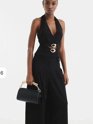 Top med guld-detaljer - Svart top, så cool med guldiga detaljer. Går att dra in den i midjan så den formar sig efter kroppen 💕💕storlek S