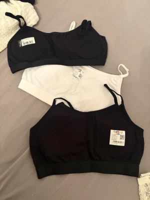 3-pack mjuka bhar från Tutku - Säljer ett 3-pack mjuka bhar från Tutku i färgerna svart och vitt. De har smala axelband och bred resår under bysten för extra komfort. Perfekta för dig som vill ha en enkel och bekväm bh utan byglar. Materialet är stretchigt och följsamt. Vill du bara köpa en av dessa är det bara att kontakta