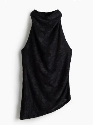 Svart halter neck tröja med blom mönster - Snygg svart topp med blommigt mönster och draperad hals. Helt ny prislappen är kvar på plagget råkade få två av samma i julklapp så säljer en av dom💓