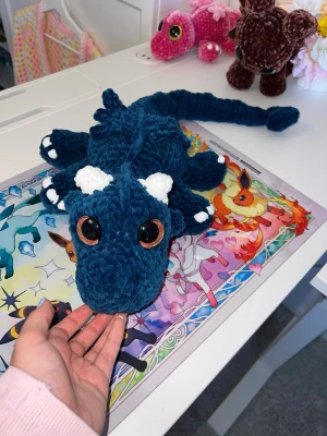 Blå drake med öron och horn💙 - Här är en super söt drake virkad i baby snuggle garn från Hobbi🫶🏼💙