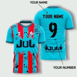 Blå och röd fotbollströja JUL - Snygg fotbollströja i blått och rött med svarta detaljer och tryck. Tröjan har korta ärmar, rund hals och svart/vita ränder vid ärmslut och krage. JUL-logga framtill och plats för eget namn och nummer på ryggen. Perfekt för match eller träning.