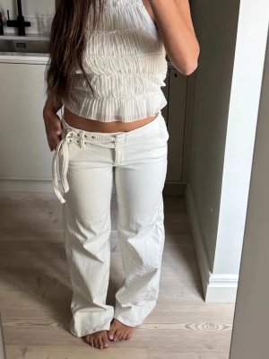Vita vida jeans med snörning - Storlek 36, har aldrig kommit till användning .