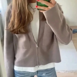 Brun zip up kofta från Åhléns  - Brun zip up kofta från Åhlén, använd få gånger och inga defekter, lånad bild💞