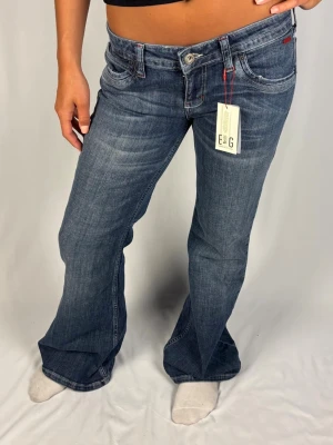 Lågmidjade BDG jeans - Superfina BDG Jeans | Storlek 32/32 | Helt nya med lapparna kvar! | Jag är 168cm lång och väger 60kg | Mått: Ytterbenslängd: 104cm. Midjebredd: 43cm. Lårbredd: 27cm. Fotöppning: 31cm. Kontakta mig vid fler frågor eller funderingar!💗