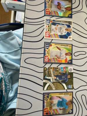 Fotbollssamlarkort Cristiano Ronaldo m.fl. - Säljer fem fotbollssamlarkort från Topps Match Attax UEFA Champions League, inklusive Cristiano Ronaldo, Kai Havertz och Gabriel Jesus. Korten har färgstarka designer och visar spelarna i matchställ. Perfekt för samlare eller fotbollsintresserade.