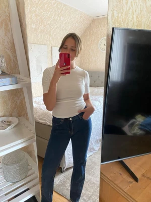 Lågmidjade raka jeans - Lågmidjade raka jeans i mörk tvätt, W27 L32 från bikbok