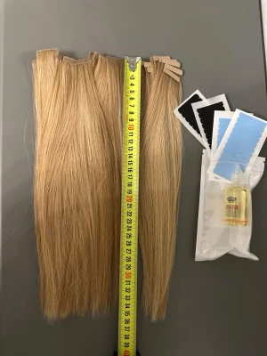 hårförlängning paket - 36 slingor alltså = 18 "par" använda men är i fint skick finns fortfarande tejp kvar på några av dem + 12 slingor = 6 par helt nya oanvända skickar med några tejp bitar och remover (se bild) längden på håret är ungefär 35cm håret är från BHBD