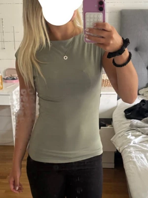 Grön lätt topp  - Super fin och lätt topp från Lager 157, passar xs och s! 💓