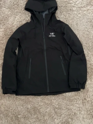 Arcteryx LT  - Arc’teryx-jacka i slitstarkt material som är helt vatten- och vindtätt. Jackan har ventilationsöppningar under armhålorna som kan öppnas för ökat luftflöde vid aktivitet. Den håller dig torr i regn, skyddar mot vind och hjälper till att bevara kroppsvärmen. Både för män och kvinnor. Storlek M men är mindre i storleken så passar även S/XS. Använt 3 gånger och säljer eftersom den är för liten. OBS!! ÖPPEN FÖR BYTEN OCKSÅ!!!  