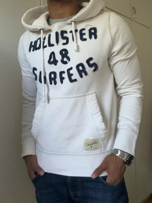 Vintage Hollister Hoodie - Extremt sällsynt och unik Hollister Hoodie med tryck | Hoodien har en unik sliten & distressed design! | Mycket bra skick | Storlek S | Längd≈ 65 cm, Bredd 52 cm under armhål-armhåla| Modell 175cm, 68kg | Priset ej hugget i sten! 