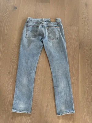 Nudie jeans grim tim - Säljer dessa snygga ljusblåa nudie jeansen i den populära modellen grim tim, storlek W33, L32! De är i mycket fint skick! Hör gärna av dig vid funderingar😊