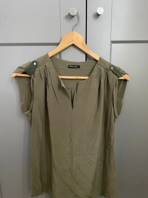 Olivgrön blus från Massimo Dutti - Stilren olivgrön blus från Massimo Dutti, i storlek 38. 
