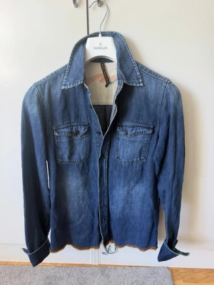 Nudie jeans skjorta - En riktigt snygg jeansskjorta ifrån nudie. | Modellen är 180 och skicket är väldigt bra!🌟