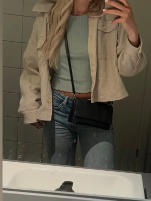 & Other Stories ulljacka - & Other Stories ulljacka, storlek S i väldigt bra skick. Använd några gånger så inga märken eller defekter. Färg: Beige Storlek: S Köpt för 1300 kr. Orderbekräftelsen bild 4.