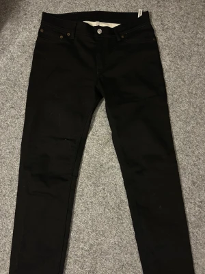 Acne studios jeans - Ett par riktigt feta och dessutom helt nya acne studios jeans i perfekt skick.   Aldrig tvättade eller liknande. Storlek 30/32, tveka inte på att höra av dig vid fler frågor