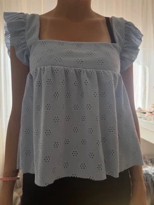 fin ljusblå blus🩵 - Supersöt ljusblå blus med broderade detaljer och volangärmar, perfekt till sommaren och knappt använd!