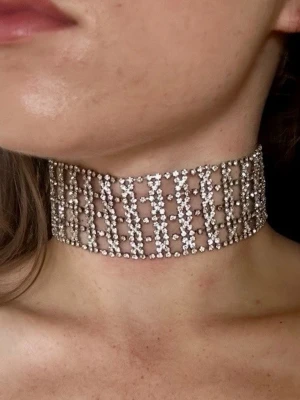 Diamant cokerhalsband  - Bred strass-choker med diamanter i rutmönster med silver, sjukt snygg till fest eller kväll ute. 