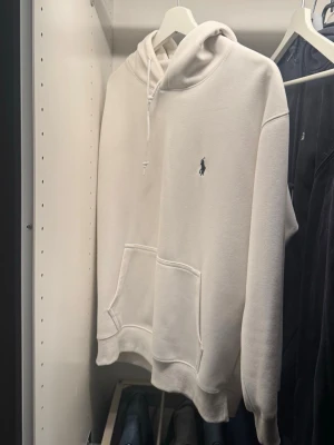 Vit hoodie från Polo Ralph Lauren - Säljer en stilren vit hoodie från Polo Ralph Lauren. Mycket bra skick! Storlek M.