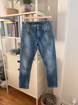 Blå jeans från Nudie Jeans - Slim jeans ifrån nudie i okej skick och väldigt fin färg, jeansen har lite slitningar original men hålet på bakfickan har kommit allt eftersom. Därav det låga priset.