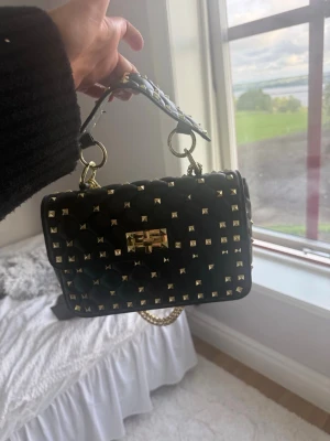 Valentino väska - Jättelik ”valentino rockstud spike bag”, väska i jättefint skick 💓💓
