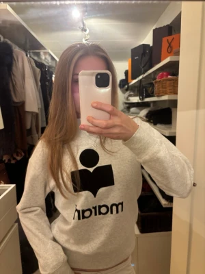 Isabel Marant Étoile - Säljer denna superfina Isabel Marant Étoile tröjan då den inte kommer till användning! Superbra skick, använd max 5 gånger. Precis som ny! Finns lite sminkmärken runt kragen, visas på sista bilden💝 ❗️Skriv för fler bilder❗️