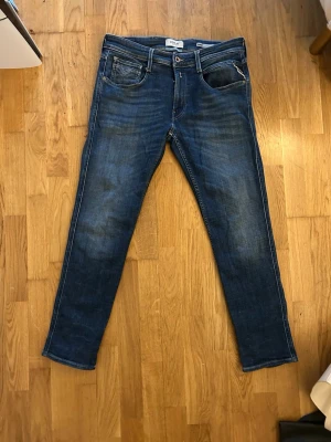 Replay Anbass Aged 05 - Säljer nu dessa riktig feta jeans🍾De är modellen Anbass och är aged 05 så de har rikigt snygga slitningar💫 Köpta i höstas men är för korta nu för mig som är 186. Skicka om du har några funderingar 💫🍾