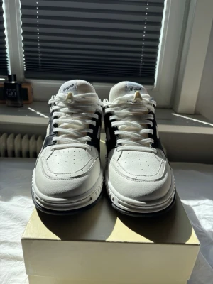 Axel Arigato Area Lo Sneakers – Storlek 46 – I princip nyskick! - Ett par superfina Axel Arigato Area Lo sneakers i storlek 46. Skorna är i princip i nyskick och har bara burits vid enstaka tillfällen, vilket syns på det fantastiska skicket. Innersulans logotyp är helt intakt och sulorna visar minimalt med slitage (se bilderna för detaljer) 👟Allt på bilderna ingår i köpet!Hör gärna av dig om du har några frågor eller vill ha fler bilder! jag skickar spårbart och snabbt via Plick 📬🤝
