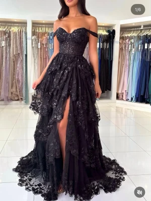 Svart långklänning med volanger - Elegant svart långklänning med offshoulder och slits på vänster ben. Från dressroom, nypris 5500kr. Änvänd en gång. Storlek 4. Pris kan diskuteras!