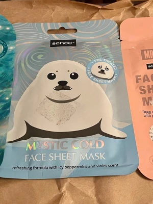*NY*Paket 3 st Face sheet masks fr Sence  - Detta paket innehåller tre olika ansiktsmasker från Sence. En ”Ocean Whisper” ansiktsmask med återfuktande formula berikad med kamomillolja. En ”Mystic Cold” ansiktsmask med en uppfriskande formula med isig pepparmynta och viol. Samt en ”Marie” ansiktsmask med djuprengörande formula med gurkmejaextrakt. Varje mask innehåller 20 ml eller 23 ml produkt.  Ord pris: 60 kr (20 kr/st) Pris nu: 25 kr