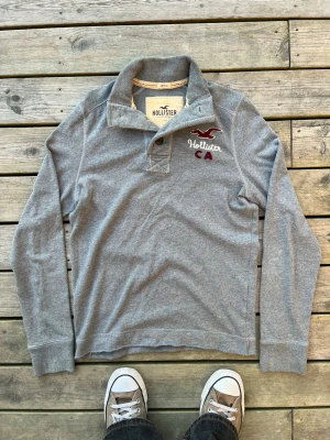 Hollister kragtröja - Riktigt chill hollister kragtröja storlek L. Riktigt fint skick