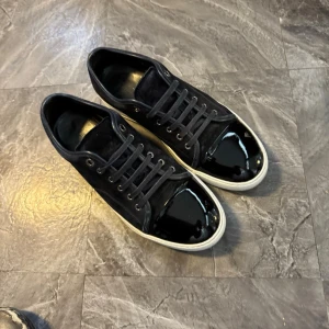 Lanvin sneakers - Mycket bra skick, defekt syns på sista bilden, annars som nya‼️ Nypris ca 5000kr. Storlek 42/Uk8.. Självklart äkta - kolla bara recensionerna! Skriv för mer information🤝