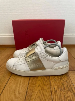 Valentino open sneakers  - Säljer nu dessa fina valentino skor | Storlek 39 | Fint skick | Hör gärna av er vid frågor eller funderingar 