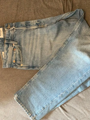 Ljusblå Jeans från Jack and Jones  - Säljer ett par Ljusblå Jeans från Jack and Jones/  Modellen på dessa är Relaxed/Chris  Storlek (29 32)  Använt av ett par fåtal gånger men är grymt skick på dem!!
