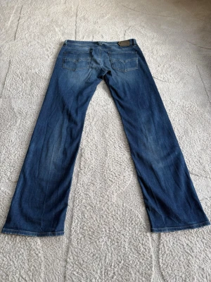 Diesel jeans  - Vintage diesel jeans Model: Larkee Måtten finns på sista bilden:) Öppen för prisförslag och frågor!🤩